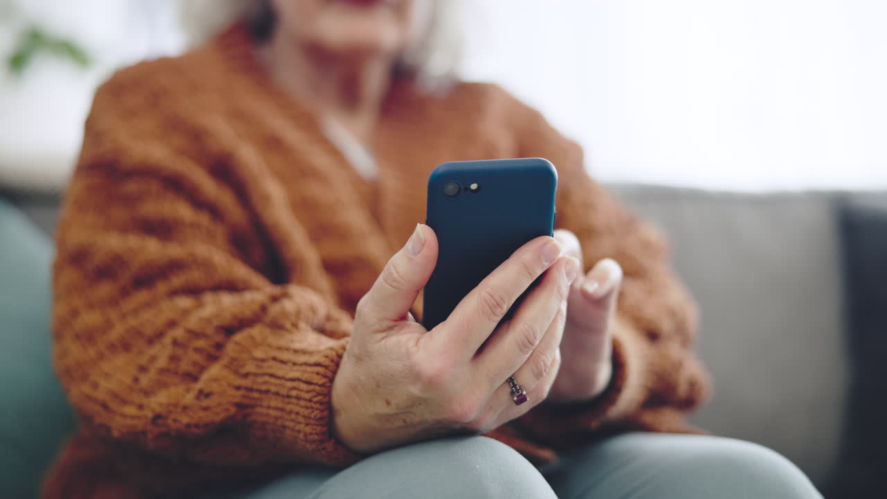 teléfono móvil, mano y primer plano de la mujer mayor pergamino