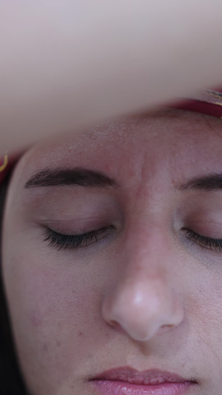 primer plano vertical del rostro femenino con expresión facial dolorosa, mallorca