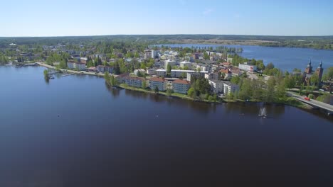 Drohne-Fliegt-über-Die-Idyllische-Finnische-Stadt-Sastamala