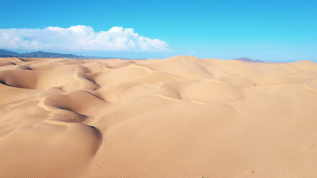 오프로드 어드벤처를 위한 관광지인 blm 랜드의 타이어 트랙이 있는 황실 모래 언덕 휴양지