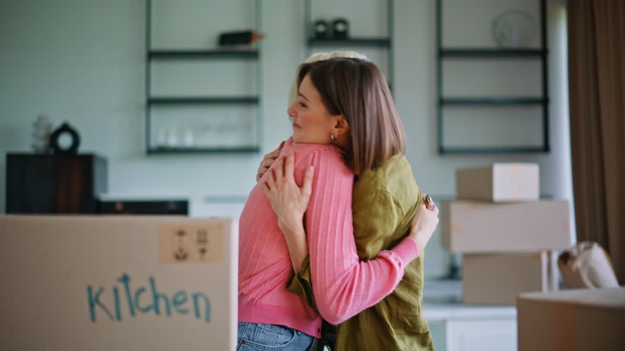 Primo piano di donne proprietarie di case che disimballano scatole e organizzano gli spazi domestici dopo il trasloco