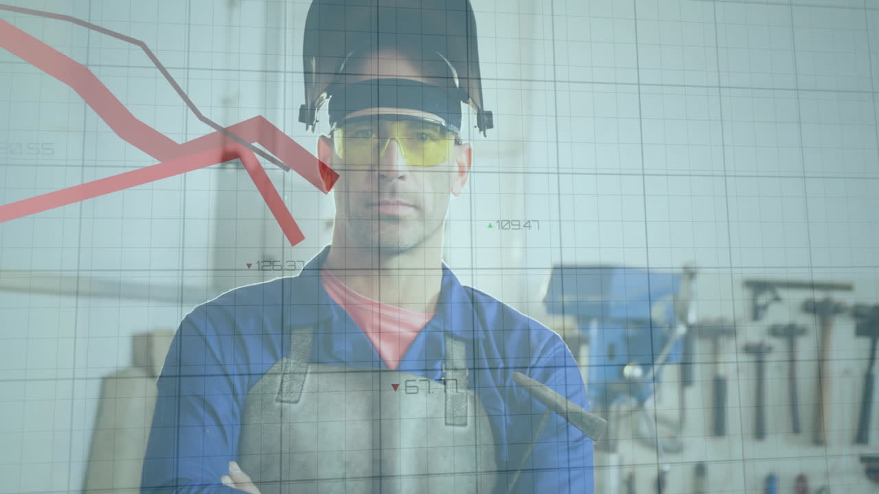 gráfico con animación de tendencia decreciente sobre trabajador de fábrica con equipo de seguridad