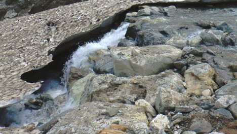 una cascada cubierta de nieve. tiro panorámico y cámara lenta
