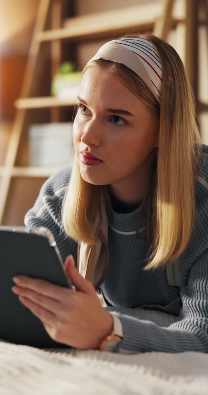 Ung kvinde bruger digital tablet derhjemme