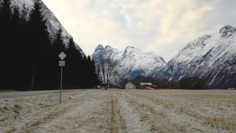 magnífica vista de las montañas nevadas en noruega como se ve en la carretera trollstigen - toma amplia