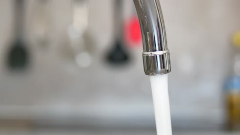 grifo de agua con agua corriente