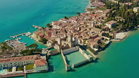 Drohnenschuss-über-Schloss-Sirmione,-Gardasee,-Italien