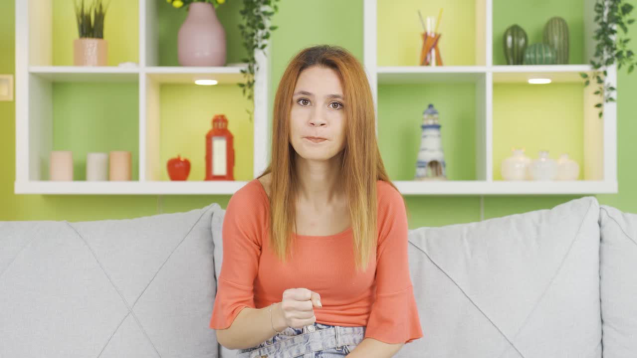 una mujer joven que parece seria y aguda a la cámara dice: "cállate".