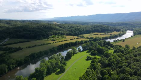 Excelente-Vista-Aérea-Moviéndose-A-Lo-Largo-Del-Valle-Del-Río-Shenandoah-En-Virginia