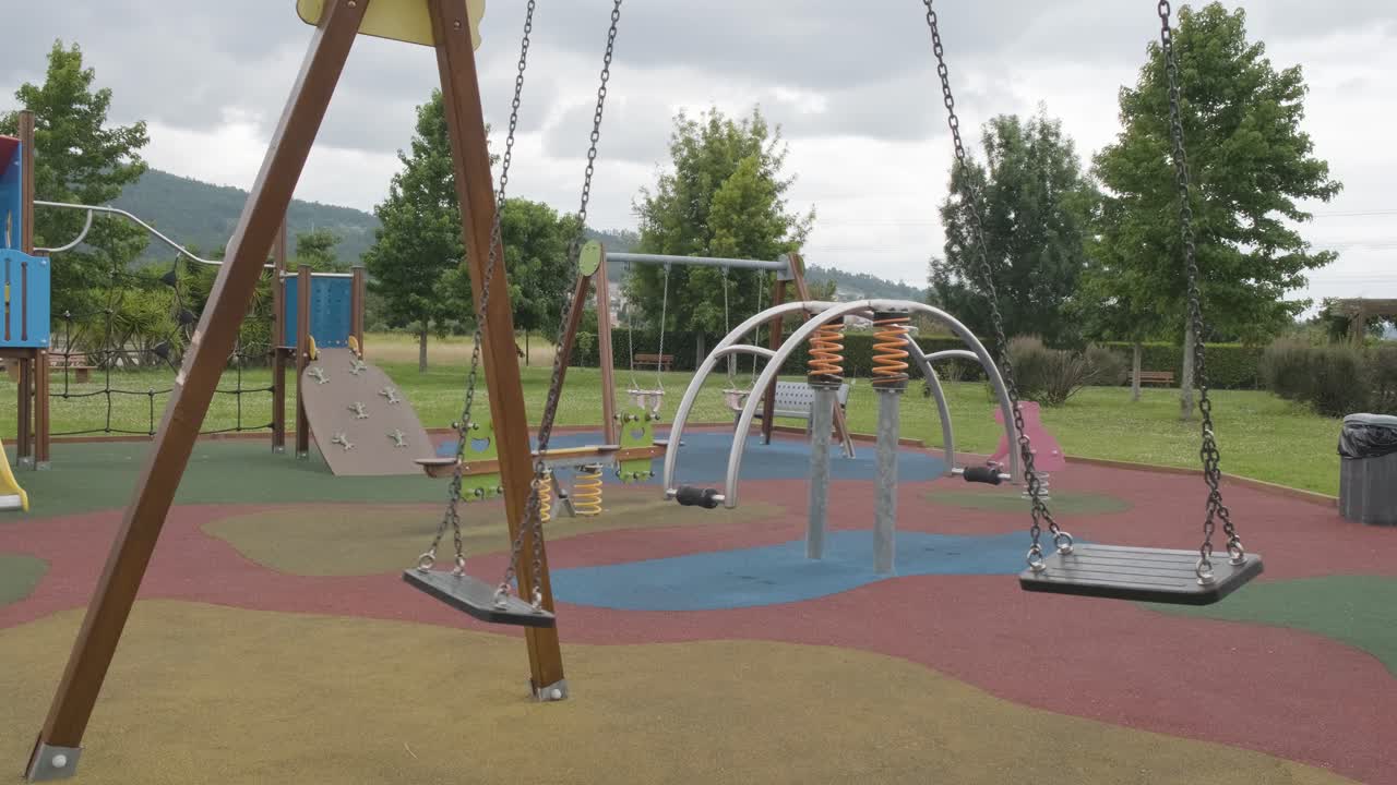 columpios vacíos en el parque infantil en un día sombrío