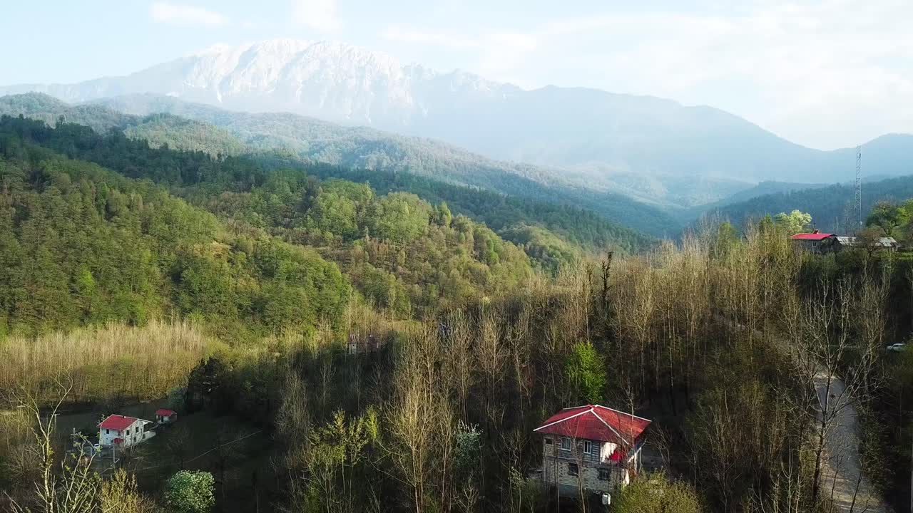 gran vista de la montaña en el fondo del paisaje cumbre cubierta de nieve en irán oriente medio asia bosque de hyrcanian unesco atracción turística bosque verdes colinas agricultura terraza arroz arrozal campo gente