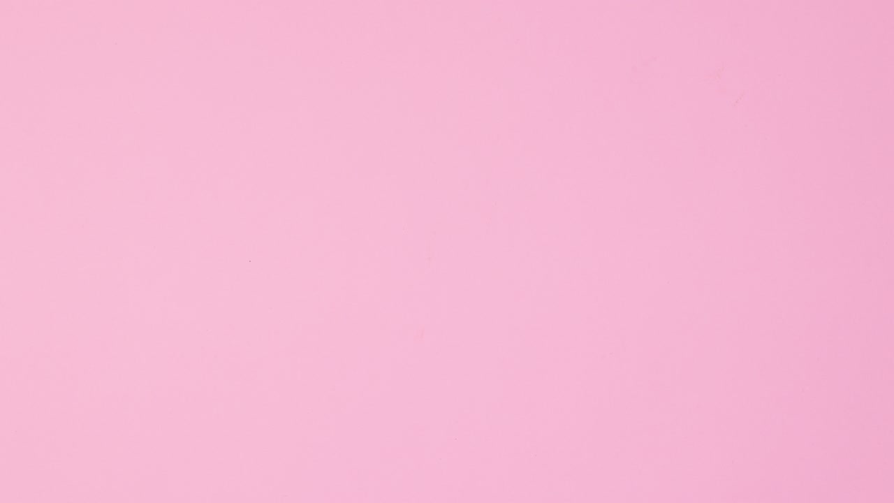 творческая композиция бутылки для лака для ногтей, заказанная на ярко-розовом фоне.