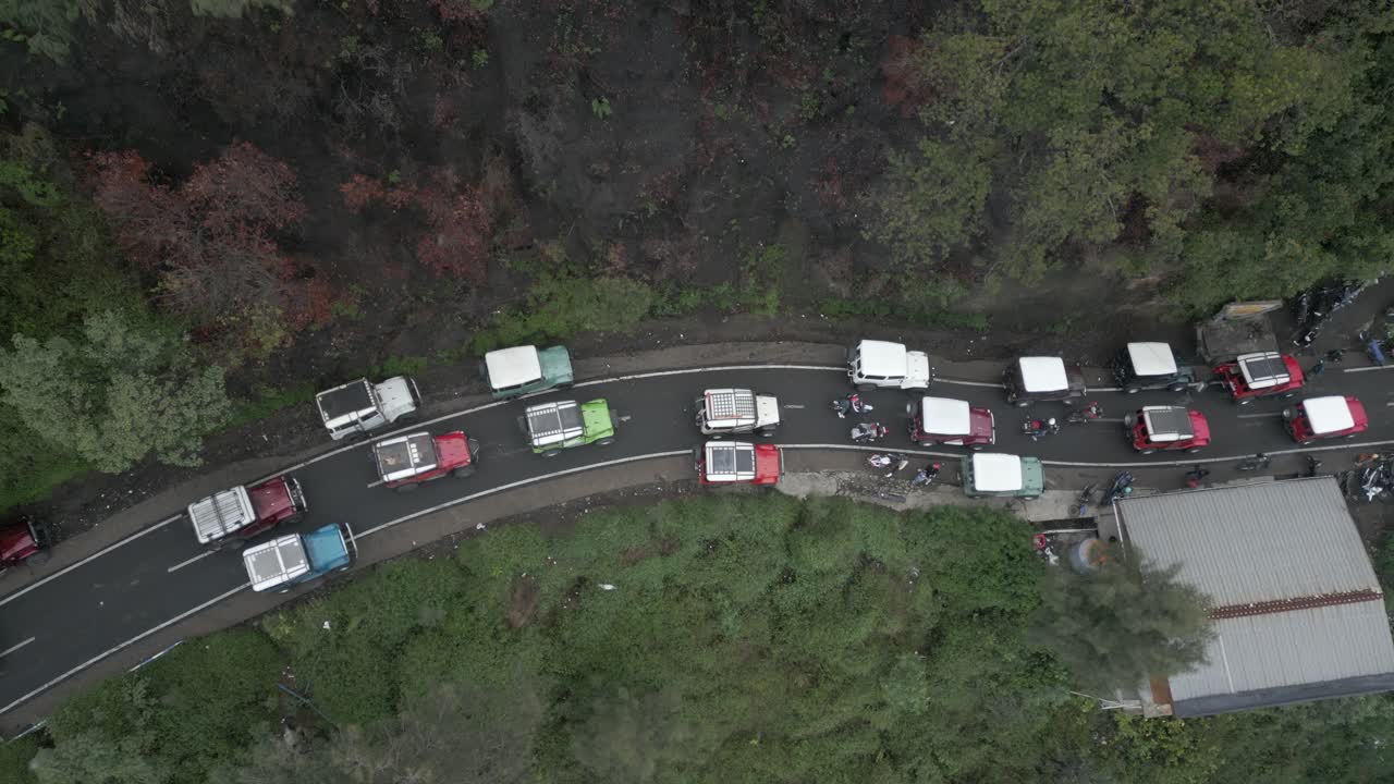 자바, idn의 산악 도로에서 교통체증에 빠진 트럭의 상공 풍경