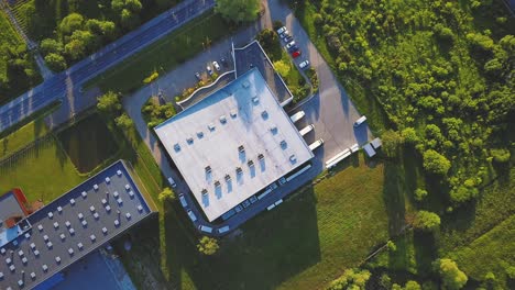 tomada aérea de un almacén industrial