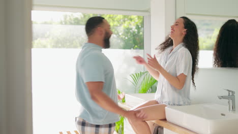 Prueba-De-Embarazo,-Baño-Y-Abrazo-De-Pareja-Feliz