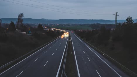timelapse del tráfico en la autopista por la noche - versión más lenta