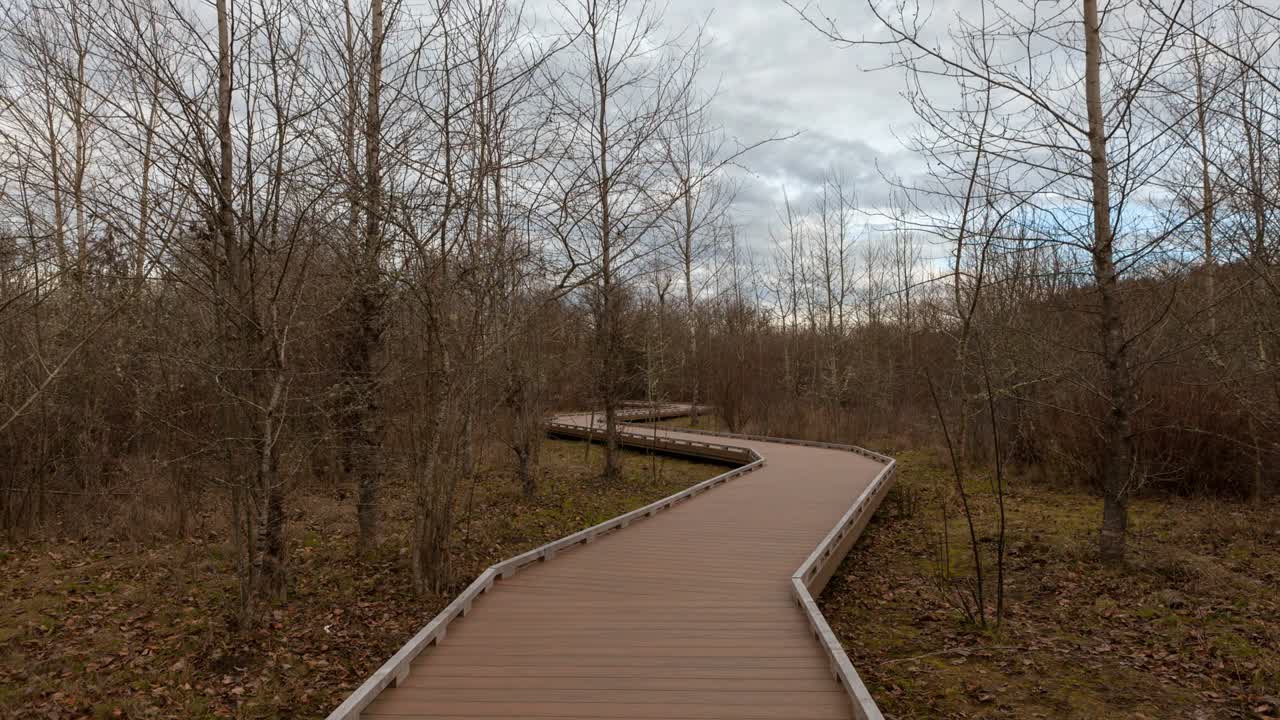 행복한 계곡의 자연 습지 공원에서 구름과 하늘의 시간 라스페 또는 4k
