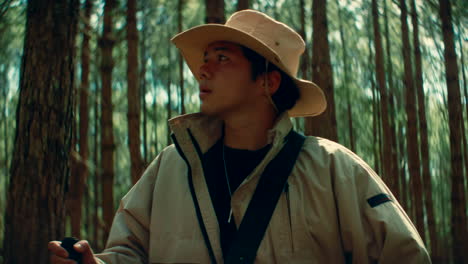 hombre caminando en un bosque