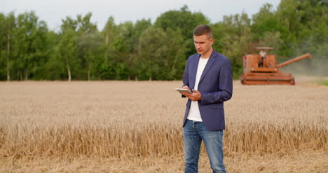 Landwirtschaftsbauer-Mit-Digitalem-Tablet-Während-Der-Ernte-5