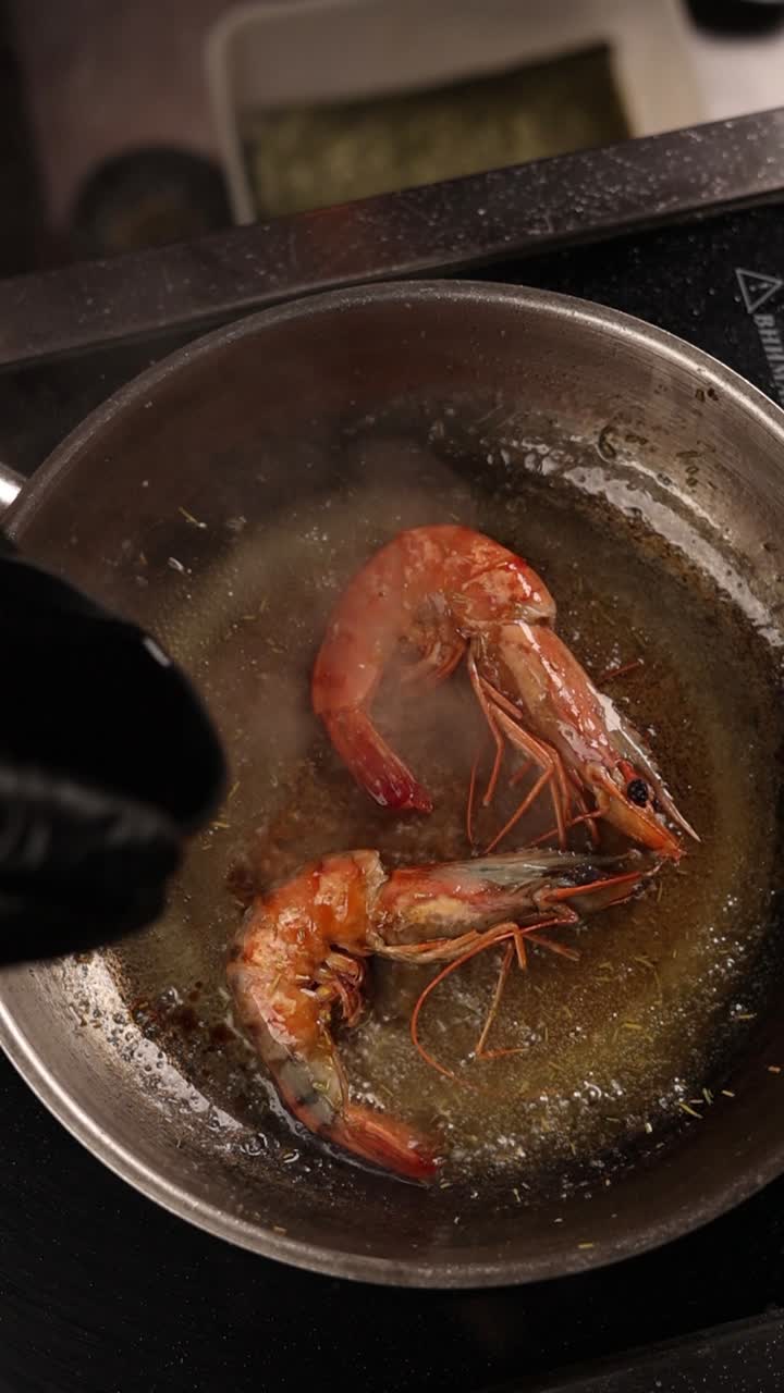cocinar camarones en una sartén