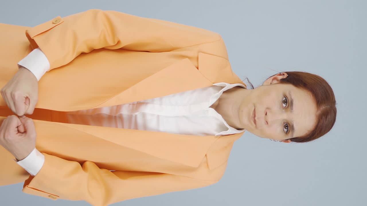 화난 사업가 여성이 카메라를 바라보는 수직 비디오.