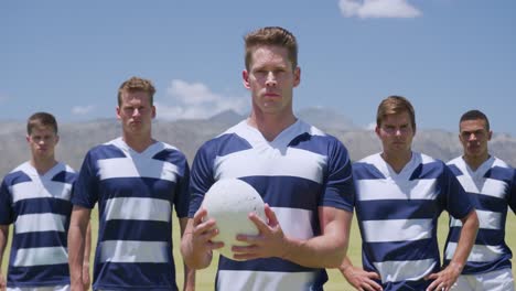 jugadores de rugby de pie con la pelota