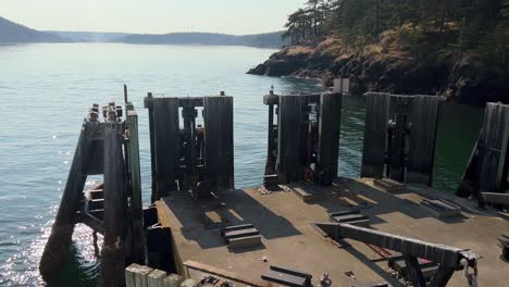 pilotes de muelle para transbordadores en la terminal de transbordadores de anacortes en washington, ee.uu.