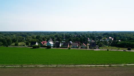 Genießen-Sie-Die-Schönheit-Eines-Warmen,-Sonnigen-Sommertages-Von-Oben