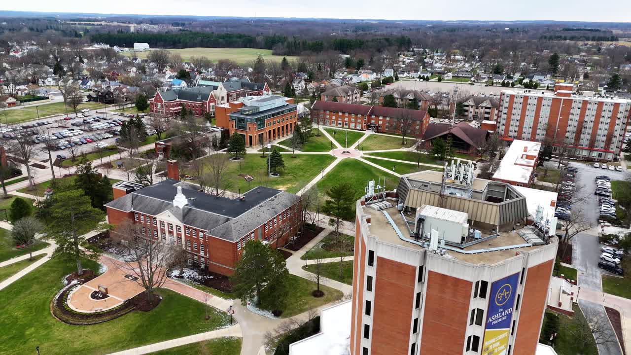 Ashlandin yliopiston kampus, Ashland, Ohio, dronekuvamateriaalia.