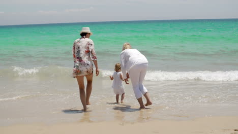 Großmutter-Mutter-Und-Kleines-Mädchen-Spielen-Am-Strand