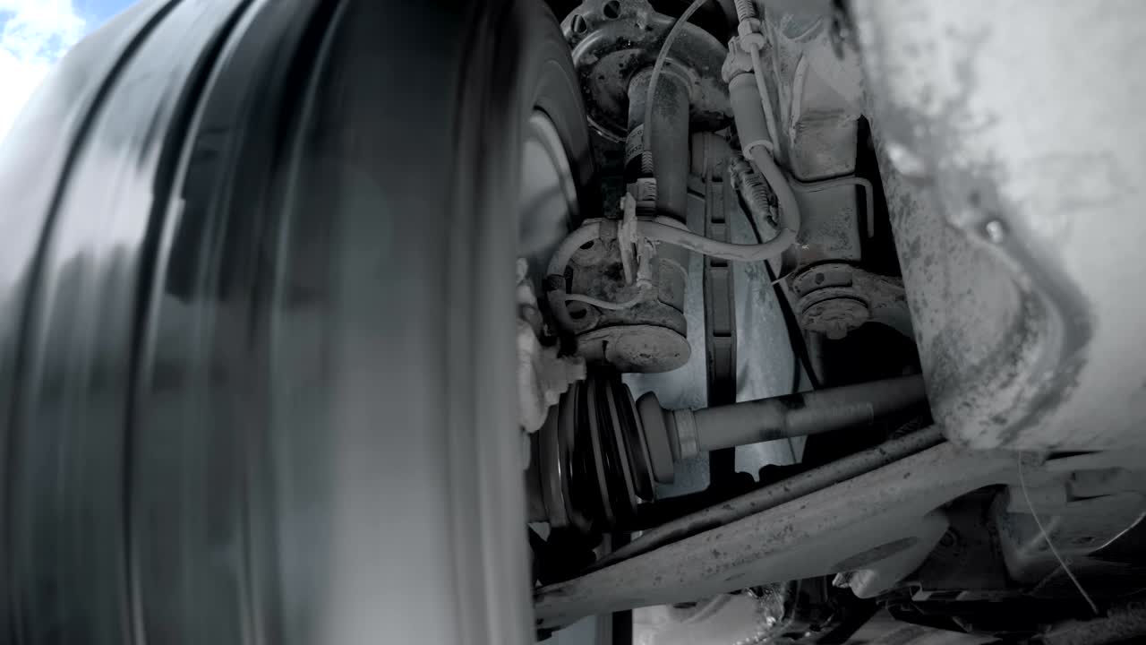 la rueda delantera del coche está conduciendo en la carretera, gira a la derecha, a la izquierda