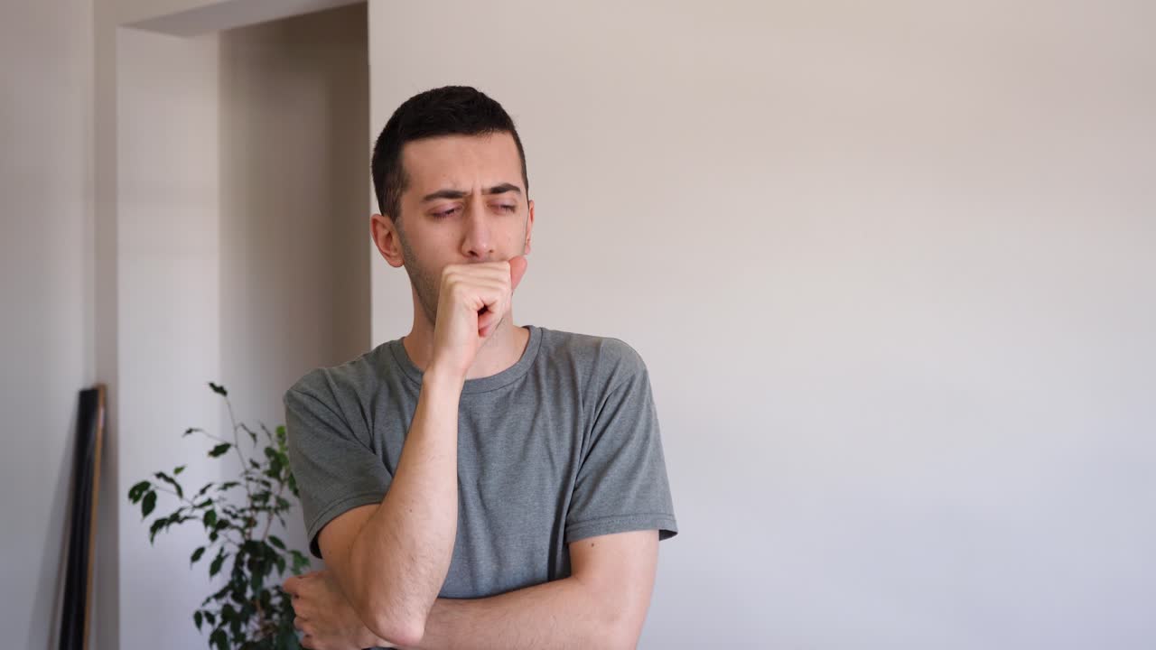 joven enfermo tosiendo dentro de su casa, síntomas covid-19
