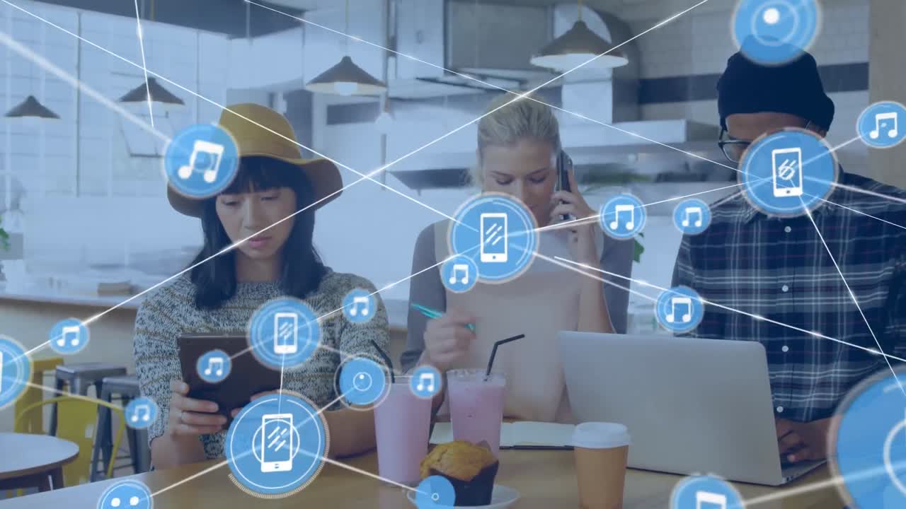 태블릿과 노트북을 사용하는 다양한 비즈니스 사람들에 대한 아이콘과 연결 네트워크의 애니메이션