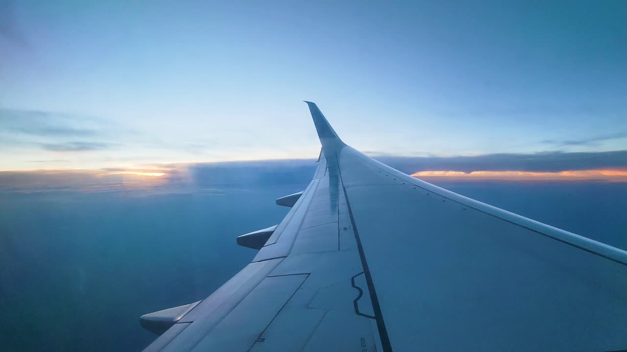 ala de avión, nubes y cielo visto desde la ventana durante el vuelo - estático, punto de vista