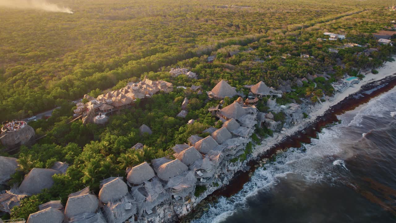 vista aérea del hotel azulik en las playas de tulum, méxico durante la puesta de sol