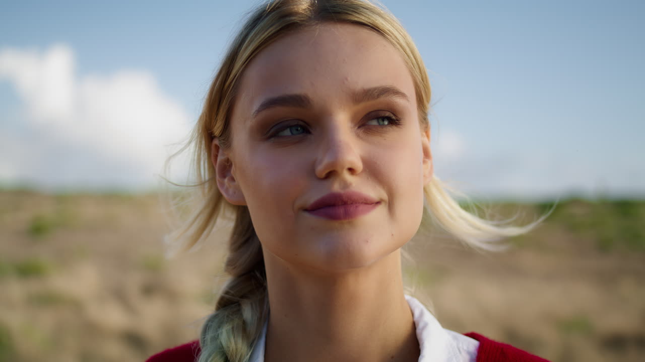 mujer tranquila posando retrato de la naturaleza. mujer rubia feliz de pie sola en primer plano