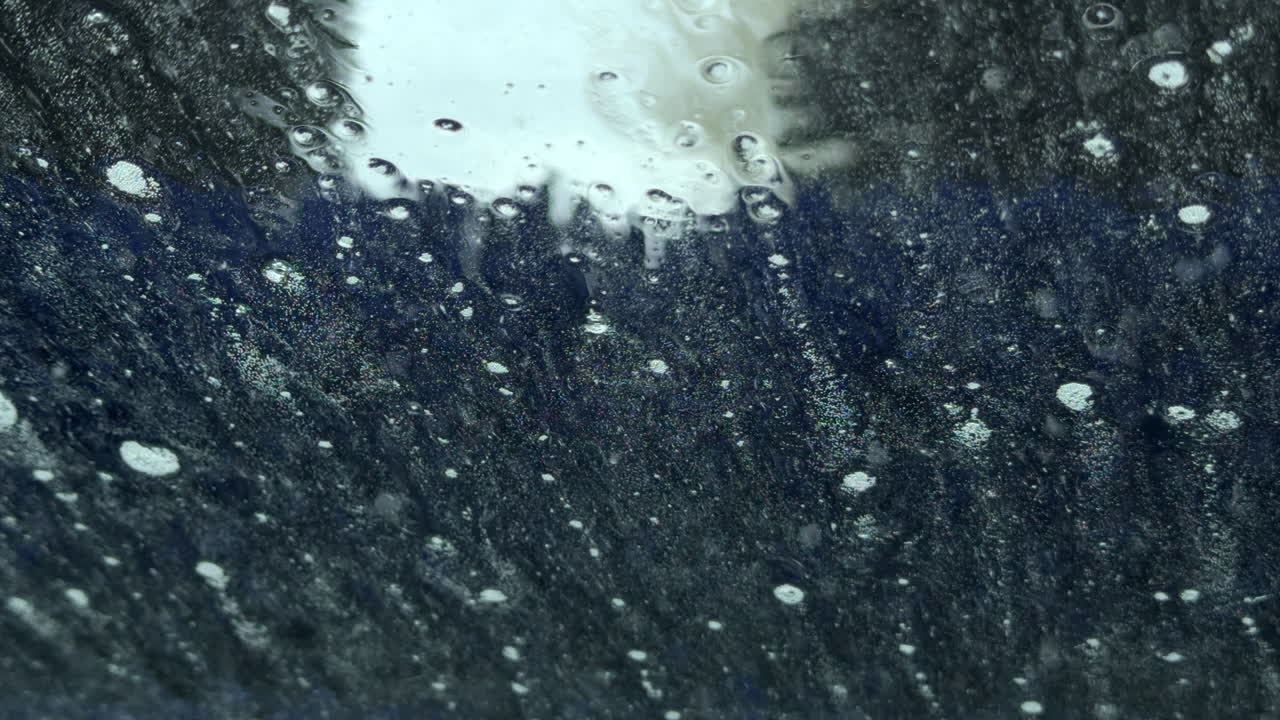 영국 워스터셔에서 개인 자동차의 앞 유리창을 통해 볼 수 있는 작동 중인 자동차 세탁기를 통해 자동 운전