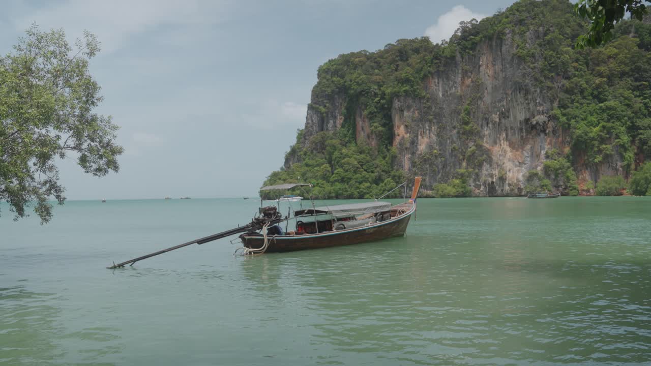 바다에서 긴 리 보트