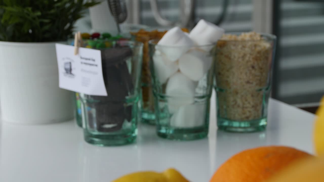 Festa cocktail estiva con angolo dolci