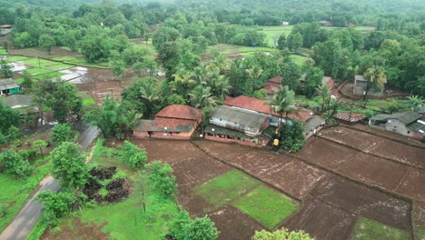 Pequeño-Pueblo-En-Un-Bosque-Verde-Con-Vista-De-Drones-180d-En-Konkan