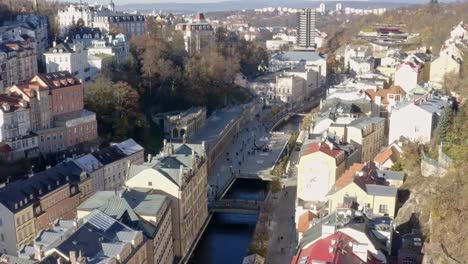 Teplá-Flusskanal,-Der-Durch-Die-Sonnendurchflutete-Kurstadt-Karlsbad-In-Tschechien-Fließt