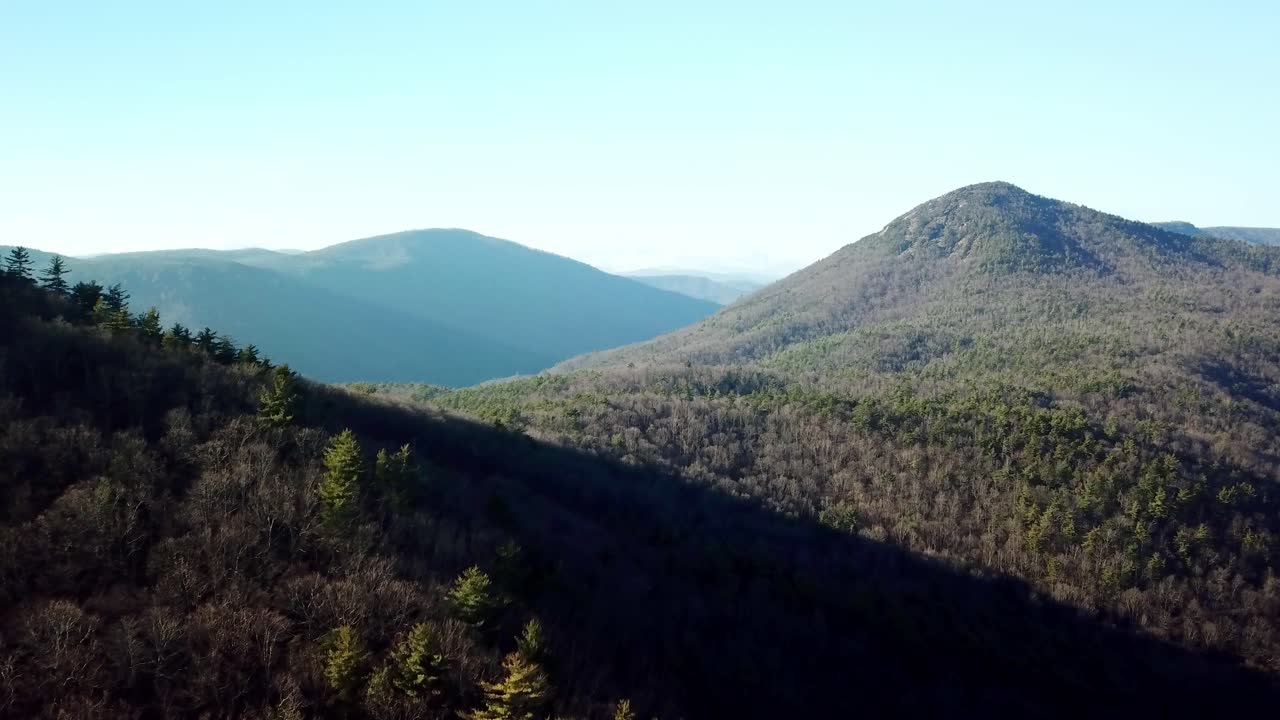 empuje aéreo hacia el área silvestre de linville gorge en carolina del norte, linville gorge, linville gorge nc, linville gorge carolina del norte, montaña de carey, montaña de table rock, table rock mountain carolina del norte