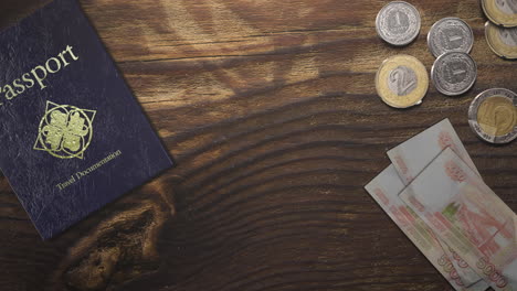 pasaporte de viaje y dinero en madera