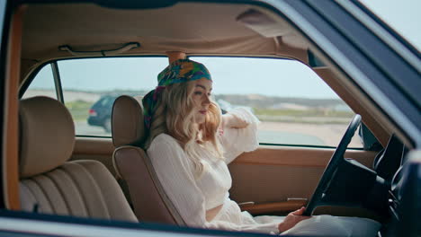 mujer en un coche de época