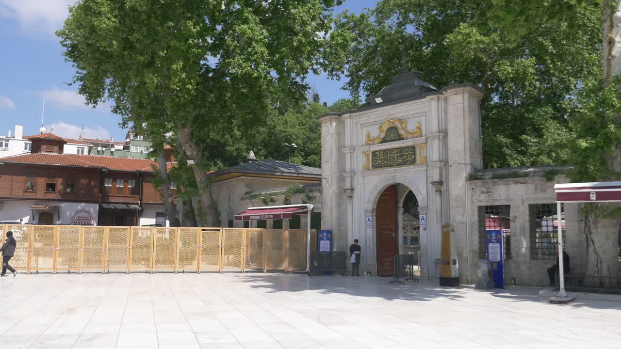 İstanbul'da Bir Caminin Dış Görünümü