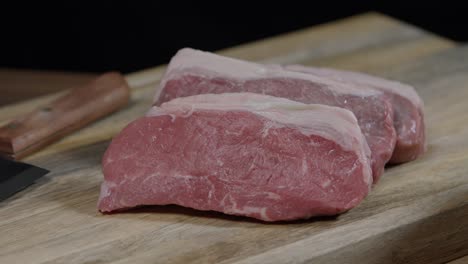 cortes de nueva york, carne sin huesos en tabla de madera para barbacoa argentina