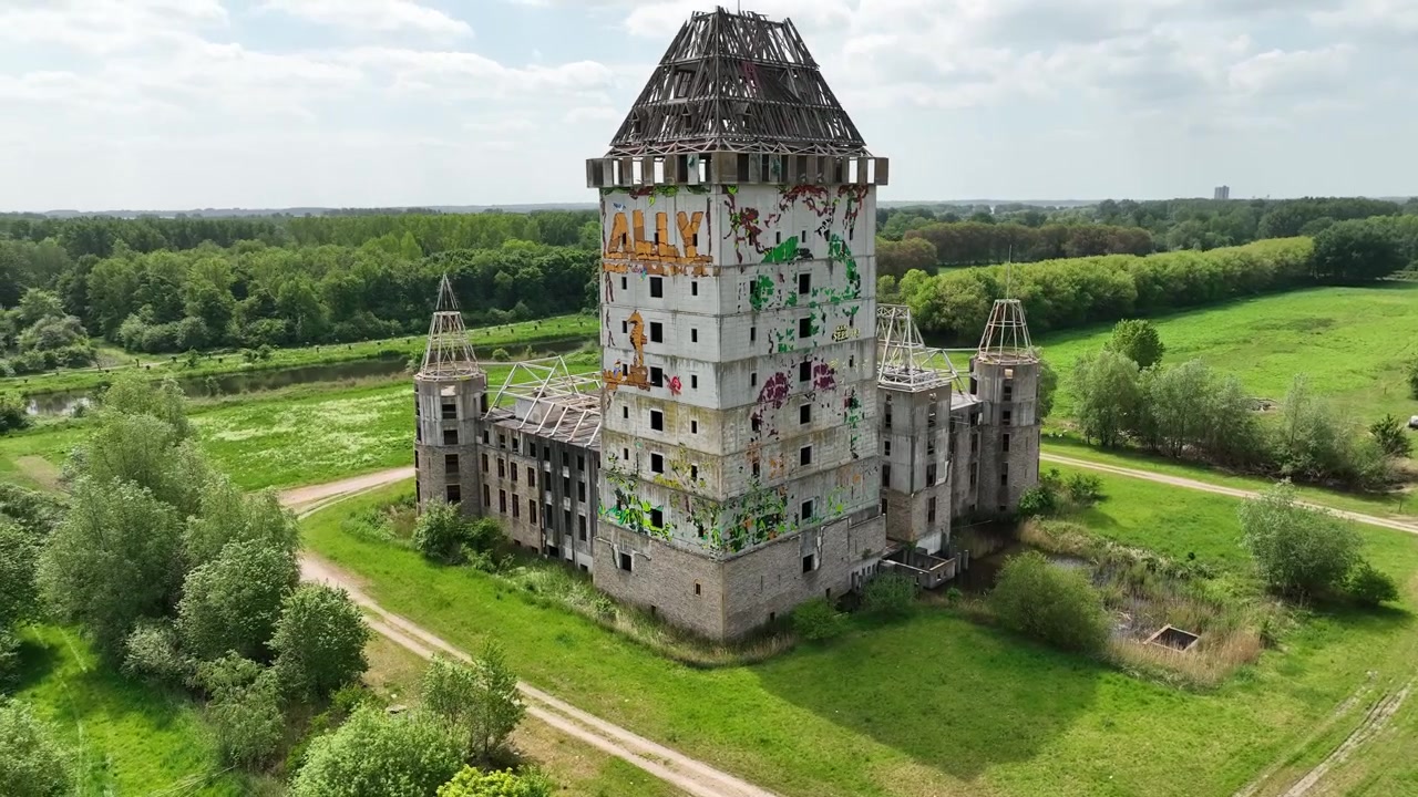 Vecchio edificio abbandonato inquietante, nella città di Almere, Paesi Bassi
