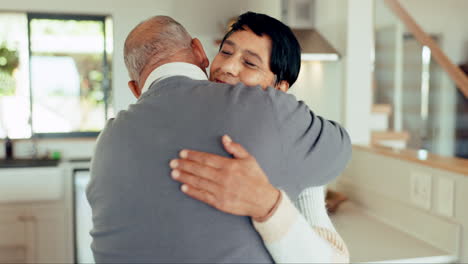 pareja de mayores, amor y abrazo en la casa