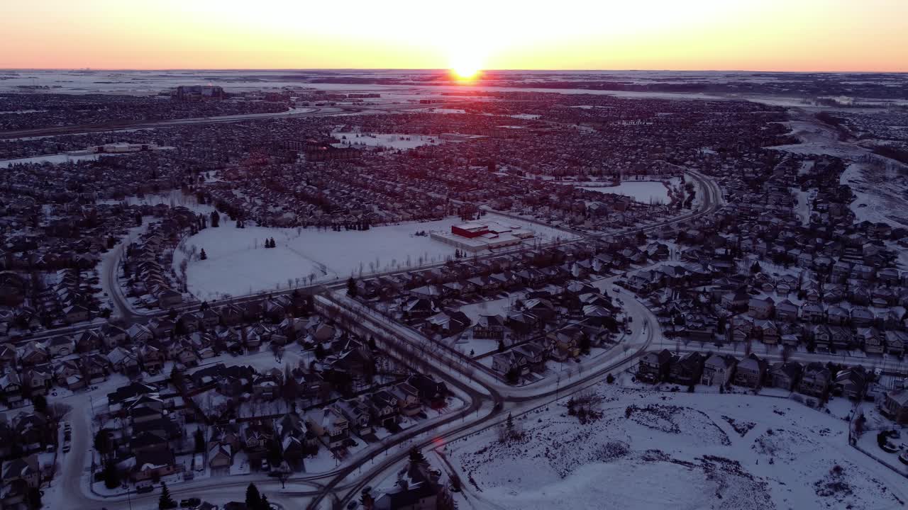 tomas aéreas del amanecer de calgary sobre las montañas en invierno