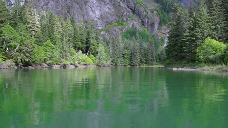 Vogelperspektive-Auf-Einen-Malerischen-Fluss-Im-Norden-Von-Britisch-Kolumbien,-Kanada